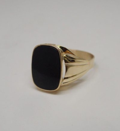 KOTIMAINEN ONYX KANTASORMUS - Keltakultakorut - 3630 - 1